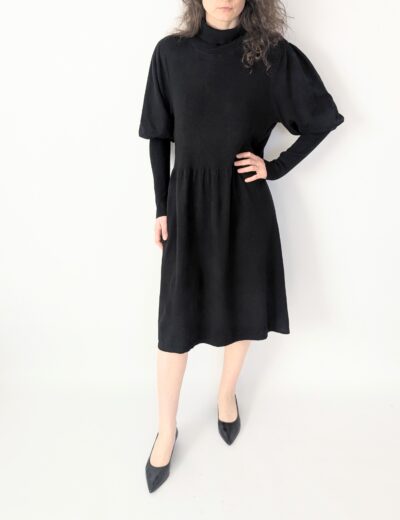 Schwarzes Strickkleid mit Puffärmeln Grösse 40