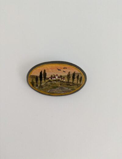 Holzbrosche mit Landschaftsmotiv