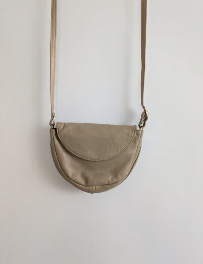 Kleine, beige Tasche aus Naturleder