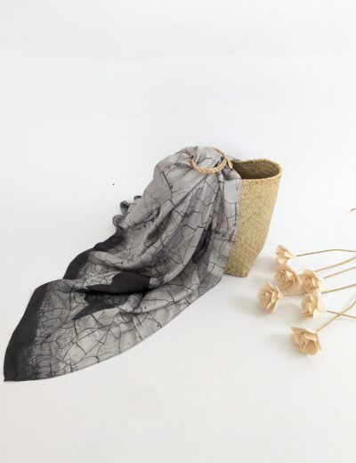 Grauer gemusterter Schal