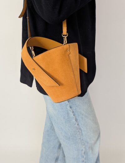 Kleine Tasche aus Rindsleder von Zara