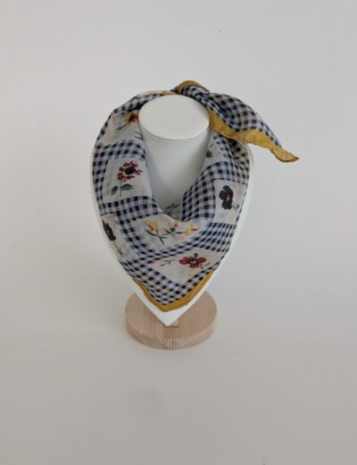 Seidensouchal mit Blumen