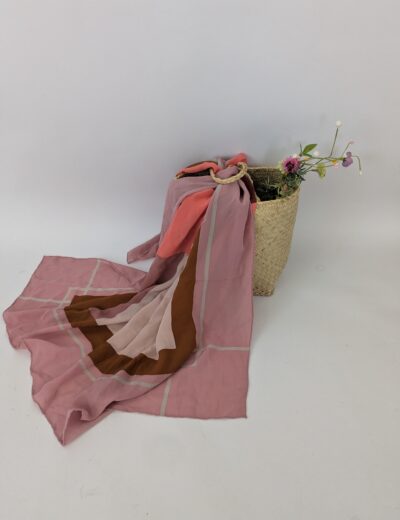 Schal mit asymmetrischen Mustern