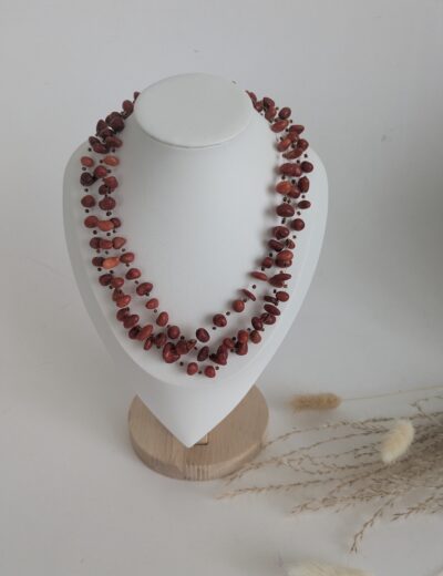 Halskette mit roten Steinen