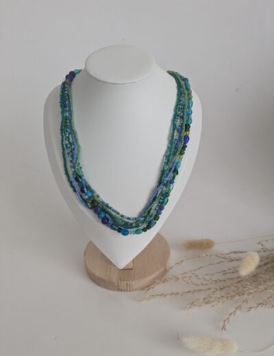 Halskette mit blauen Perlen