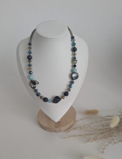 Halskette mit blauen Perlen