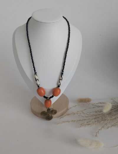 Halskette mit orangefarbenen Perlen