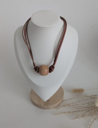Halskette mit Holzkugel