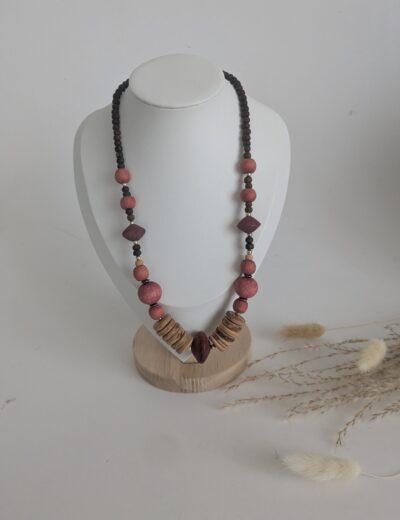 Halskette aus Holzperlen