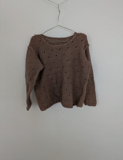 Ein lockerer, dünner Strickpullover für den Frühling 140