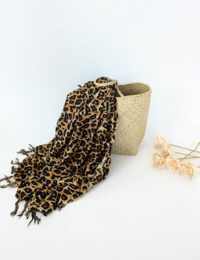 Schal mit Panthermotiv