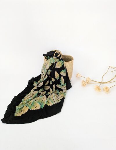 Dünner Schal mit Blattmotiv