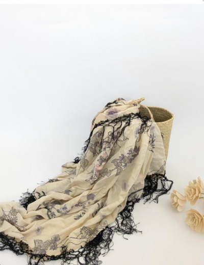 Großer Schal mit Blumenmotiv