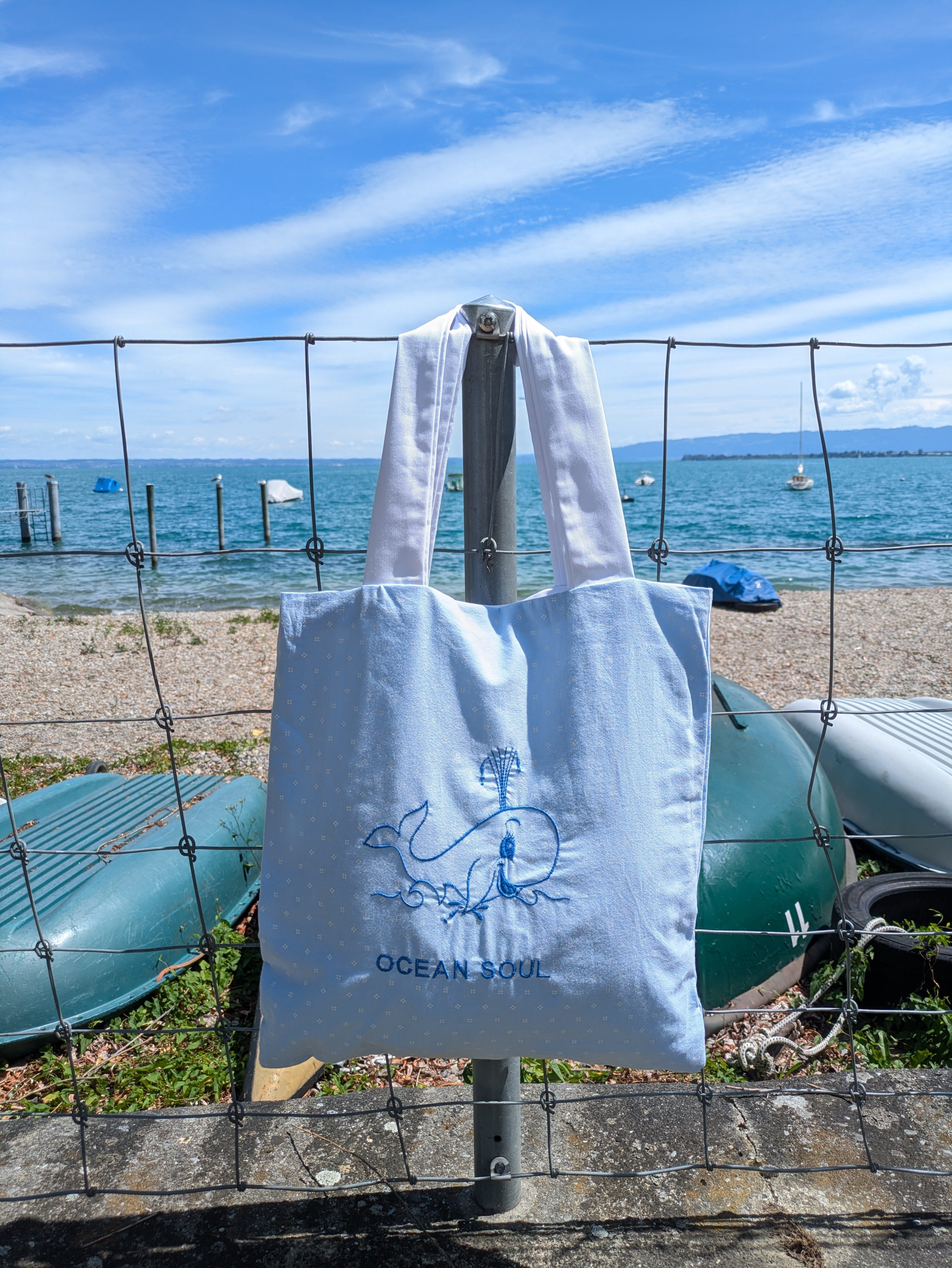 Wendbare Tragetasche „Ocean Soul" mit Wal-Stickerei – Upcycling Stoffbeutel aus Hemdenstoff