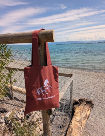 Wendbare Tragetasche „Wild Soul" mit Pferde-Stickerei – Upcycling Stoffbeutel, Blumenmuster