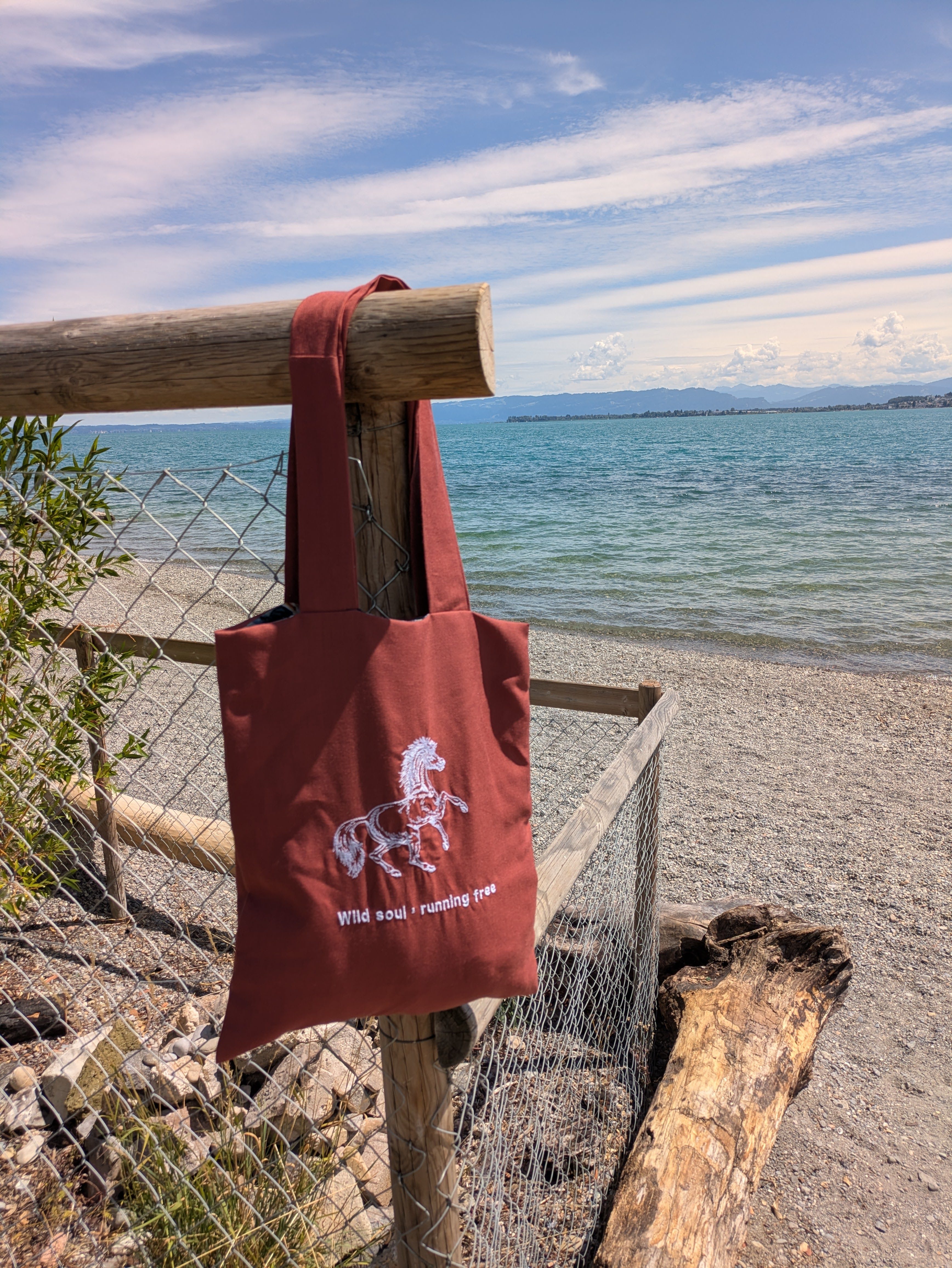 Wendbare Tragetasche „Wild Soul" mit Pferde-Stickerei – Upcycling Stoffbeutel, Blumenmuster