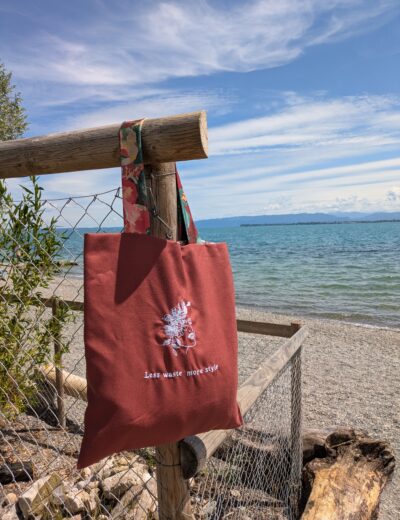 Wendbare Tragetasche „Less Waste, More Style" mit Stickerei – Upcycling Stoffbeutel