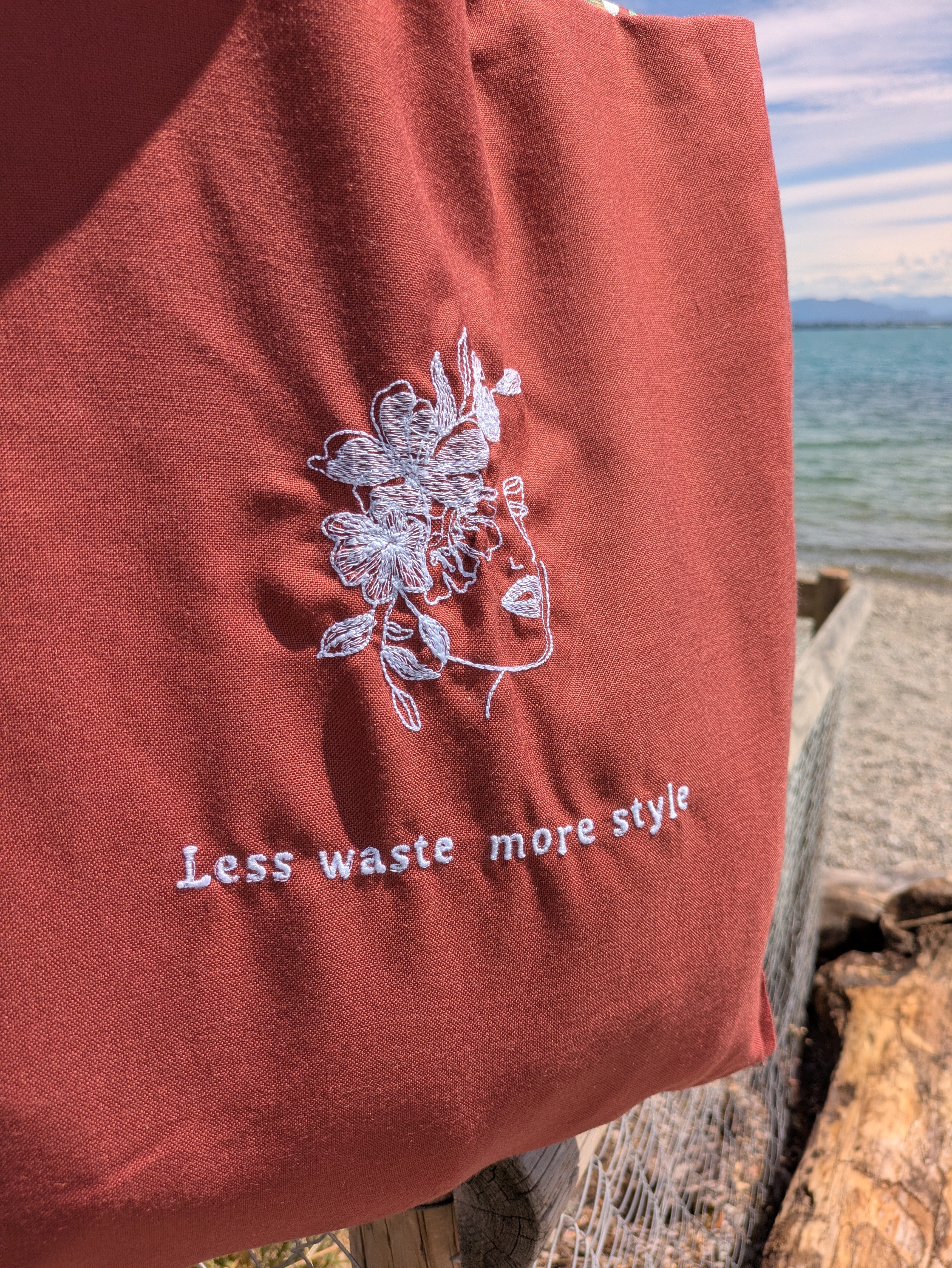 Wendbare Tragetasche „Less Waste, More Style" mit Stickerei – Upcycling Stoffbeutel – Bild 2