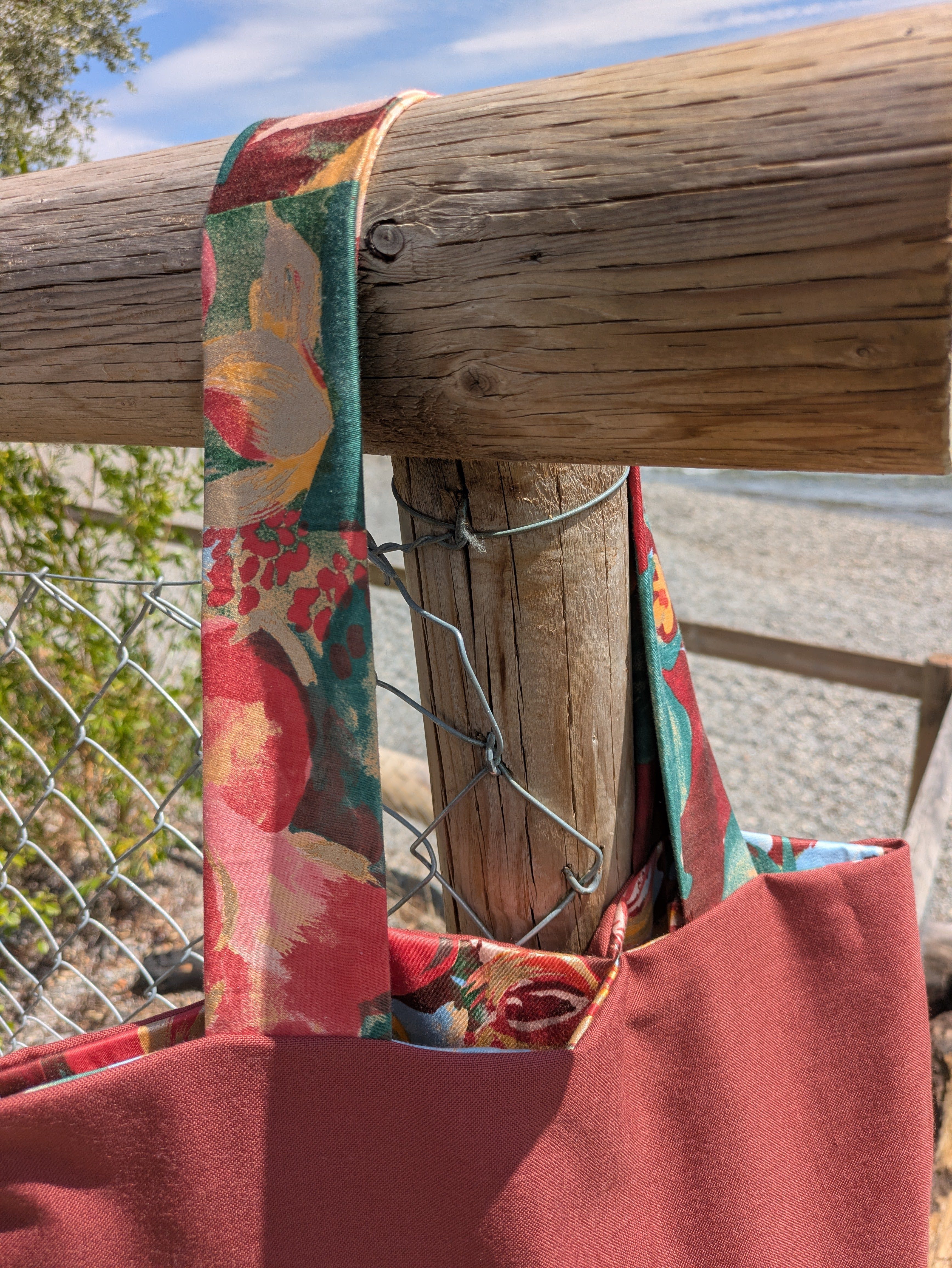 Wendbare Tragetasche „Less Waste, More Style" mit Stickerei – Upcycling Stoffbeutel – Bild 3