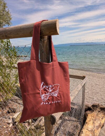 Wendbare Tragetasche „Love, Stay Close" mit Hände-Stickerei – Upcycling Stoffbeutel