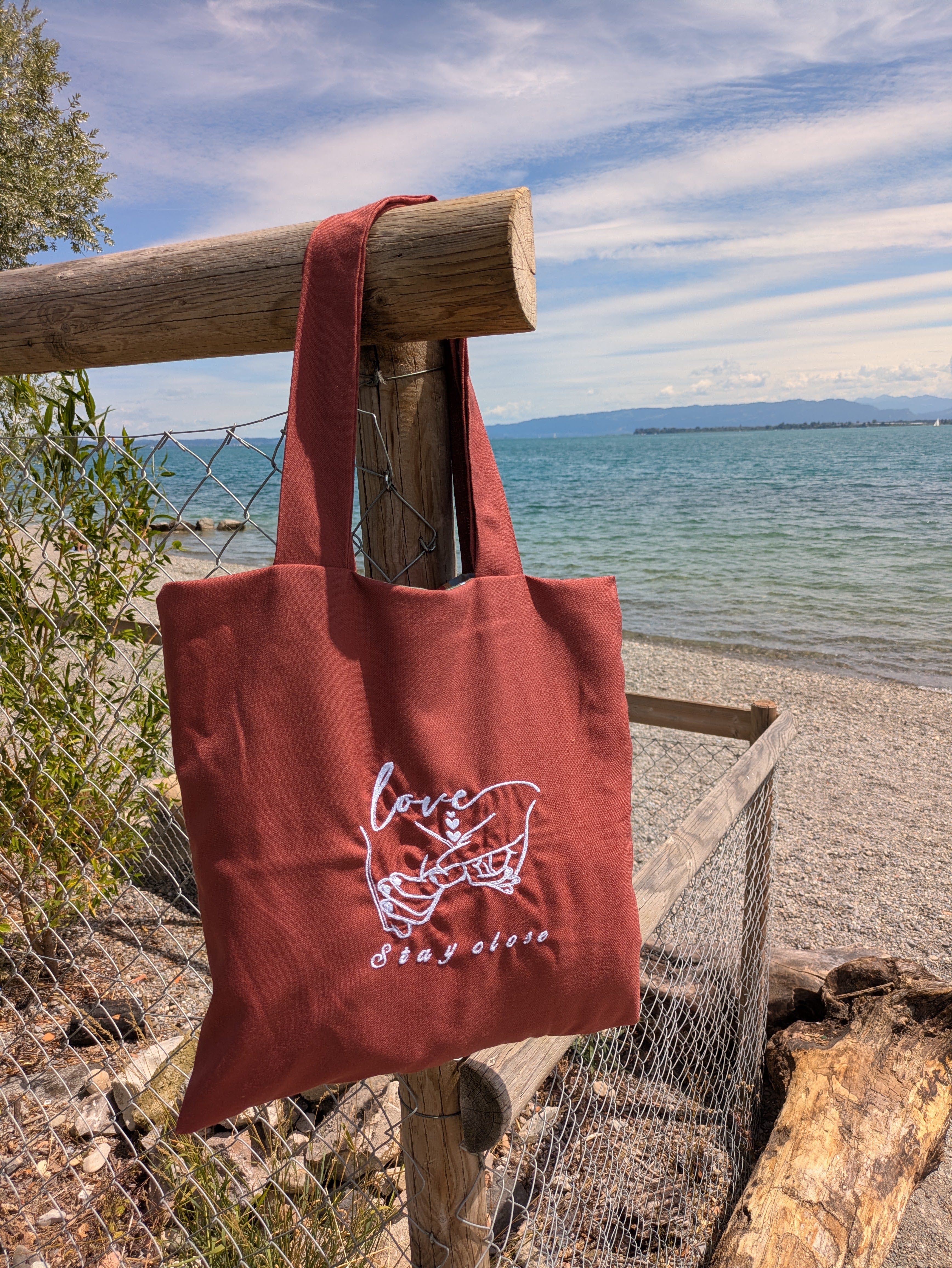 Wendbare Tragetasche „Love, Stay Close" mit Hände-Stickerei – Upcycling Stoffbeutel