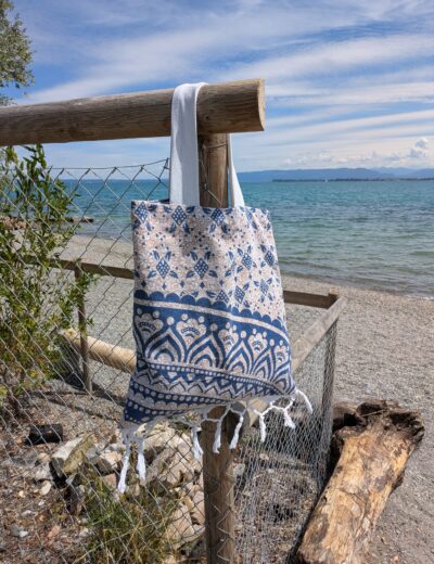 Boho Tragetasche mit Fransen – Upcycling Stoffbeutel, Blau-Terrakotta Muster