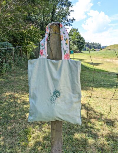 Wendbare Tragetasche „Kleine Biene" mit Blumenmuster – Upcycling Stoffbeutel