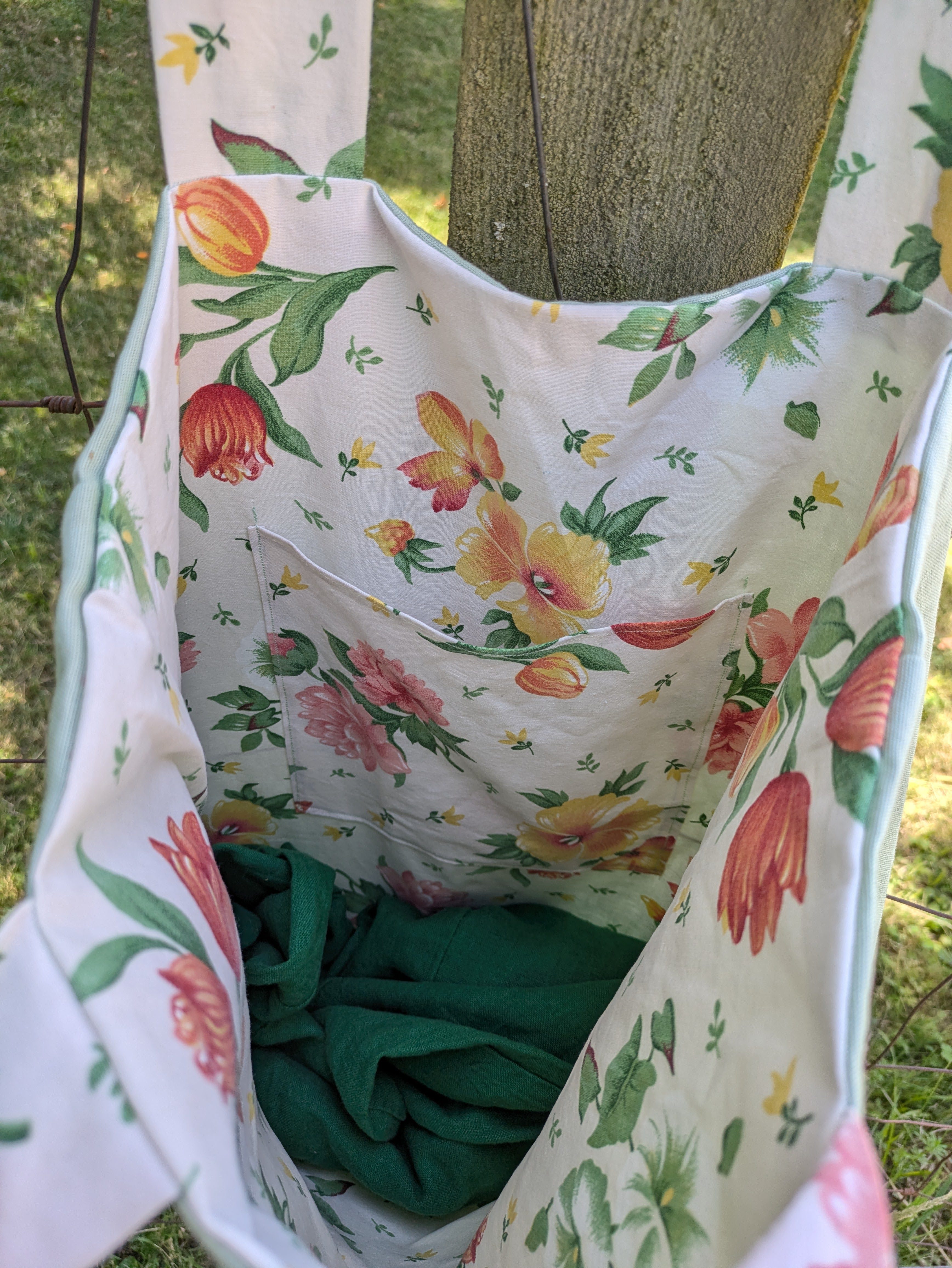 Wendbare Tragetasche „Kleine Biene" mit Blumenmuster – Upcycling Stoffbeutel – Bild 4
