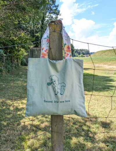 Wendbare Tragetasche „Second Life, New Love" mit Lämmchen-Stickerei – Upcycling Stoffbeutel, Blumenmuster