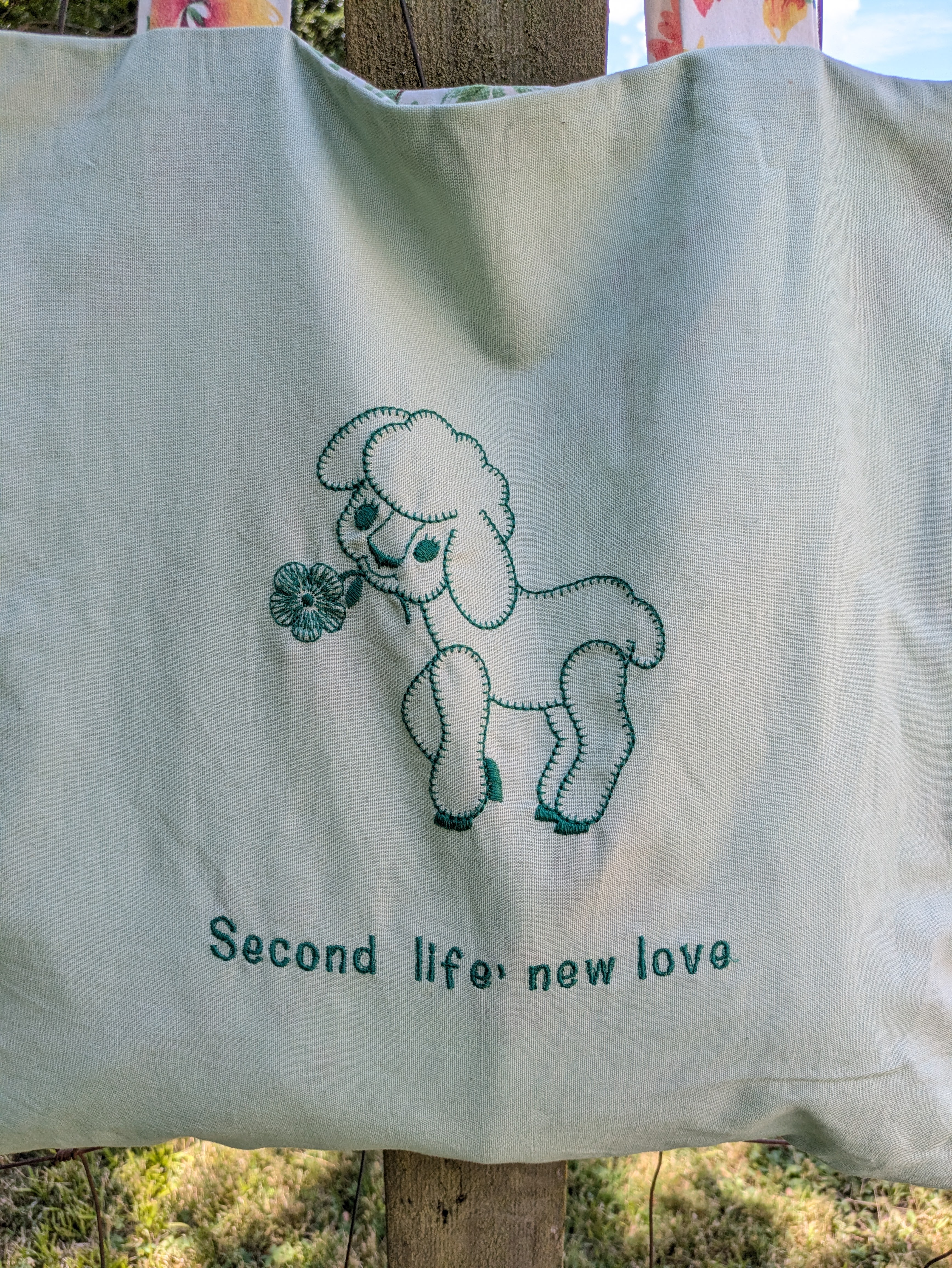 Wendbare Tragetasche „Second Life, New Love" mit Lämmchen-Stickerei – Upcycling Stoffbeutel, Blumenmuster – Bild 2