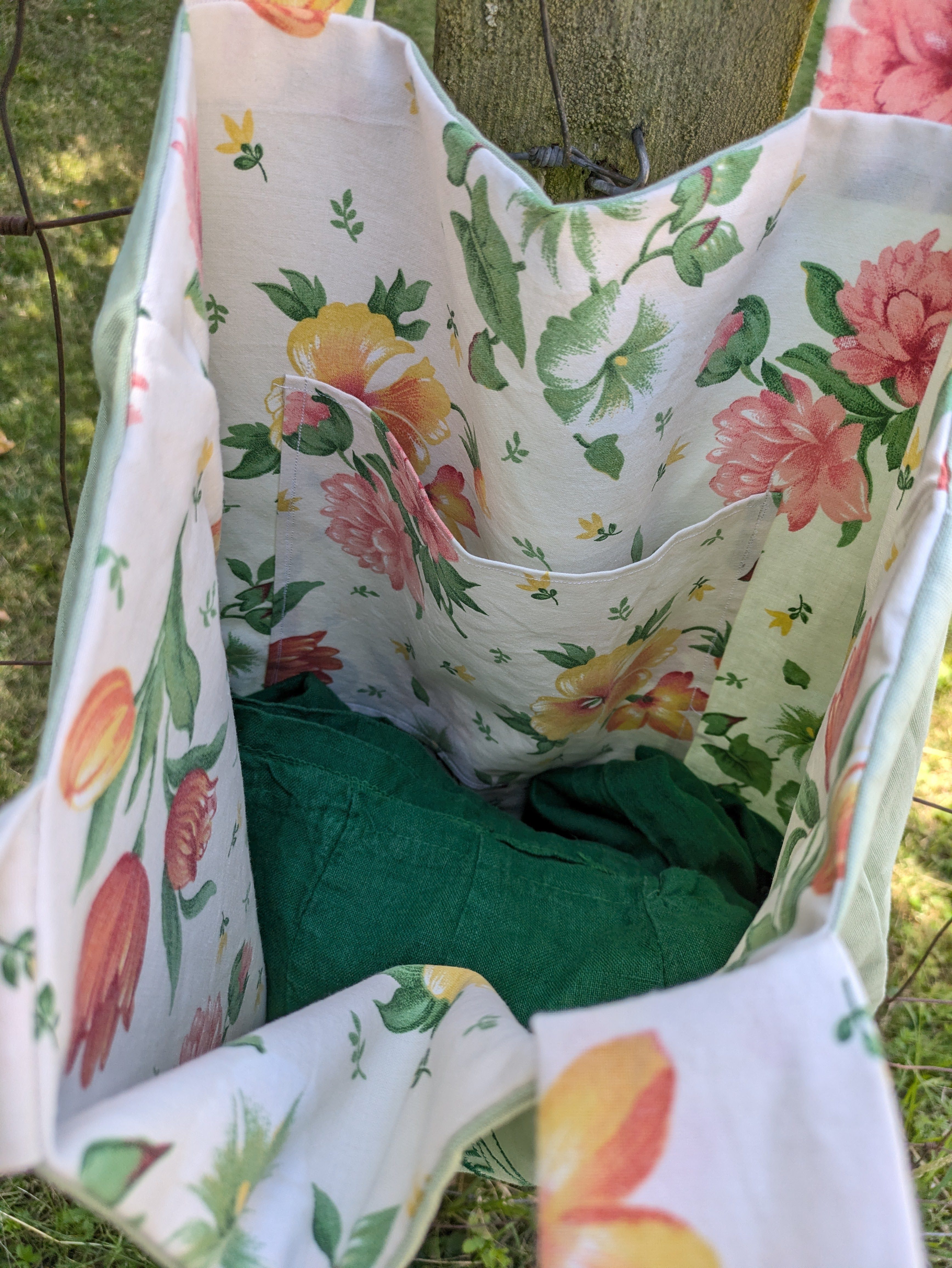 Wendbare Tragetasche „Second Life, New Love" mit Lämmchen-Stickerei – Upcycling Stoffbeutel, Blumenmuster – Bild 3