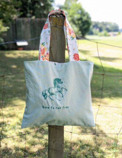 Wendbare Tragetasche „Born to Run Free" mit Pferde-Stickerei – Upcycling Stoffbeutel, Blumenmuster