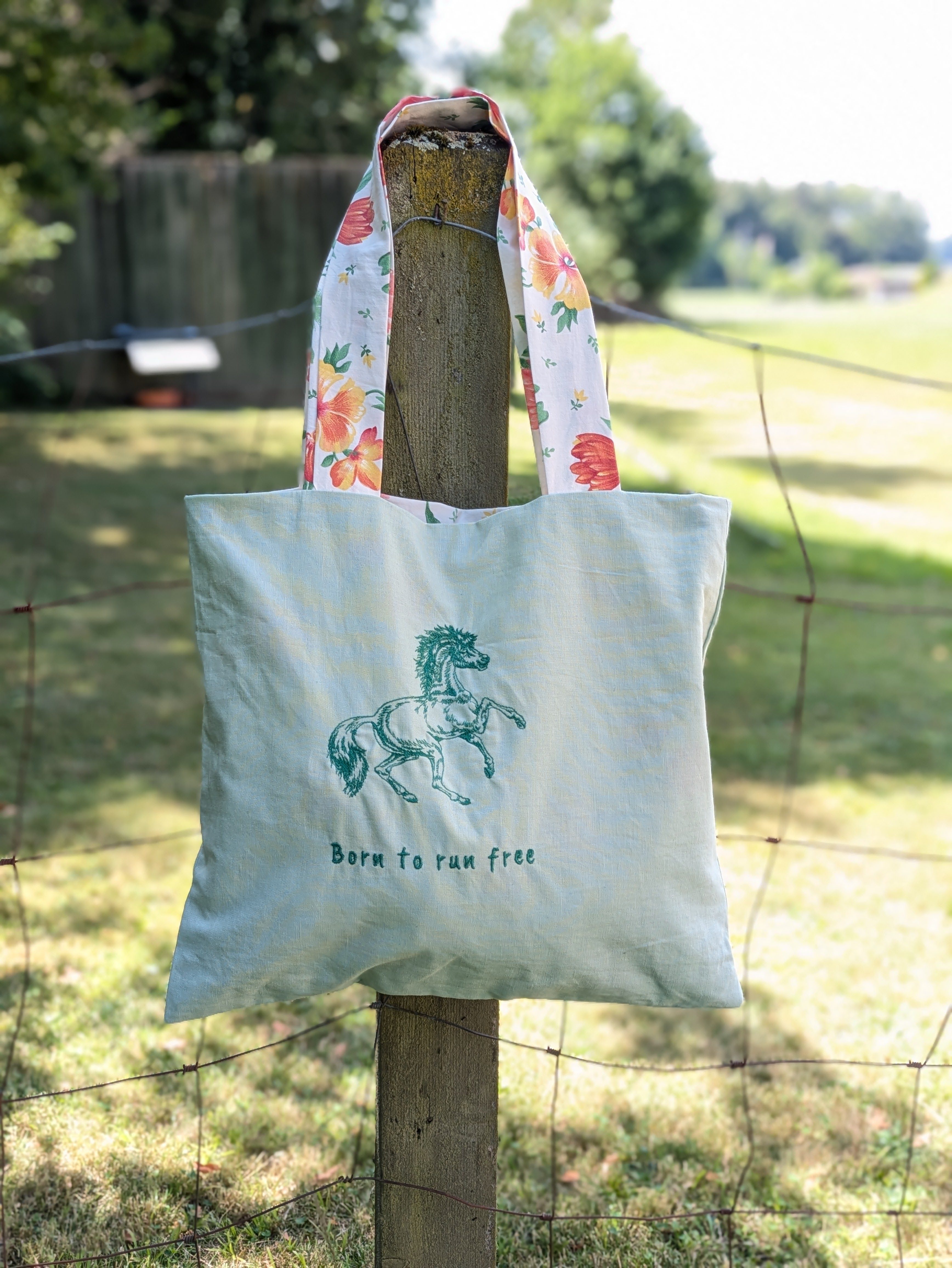Wendbare Tragetasche „Born to Run Free" mit Pferde-Stickerei – Upcycling Stoffbeutel, Blumenmuster