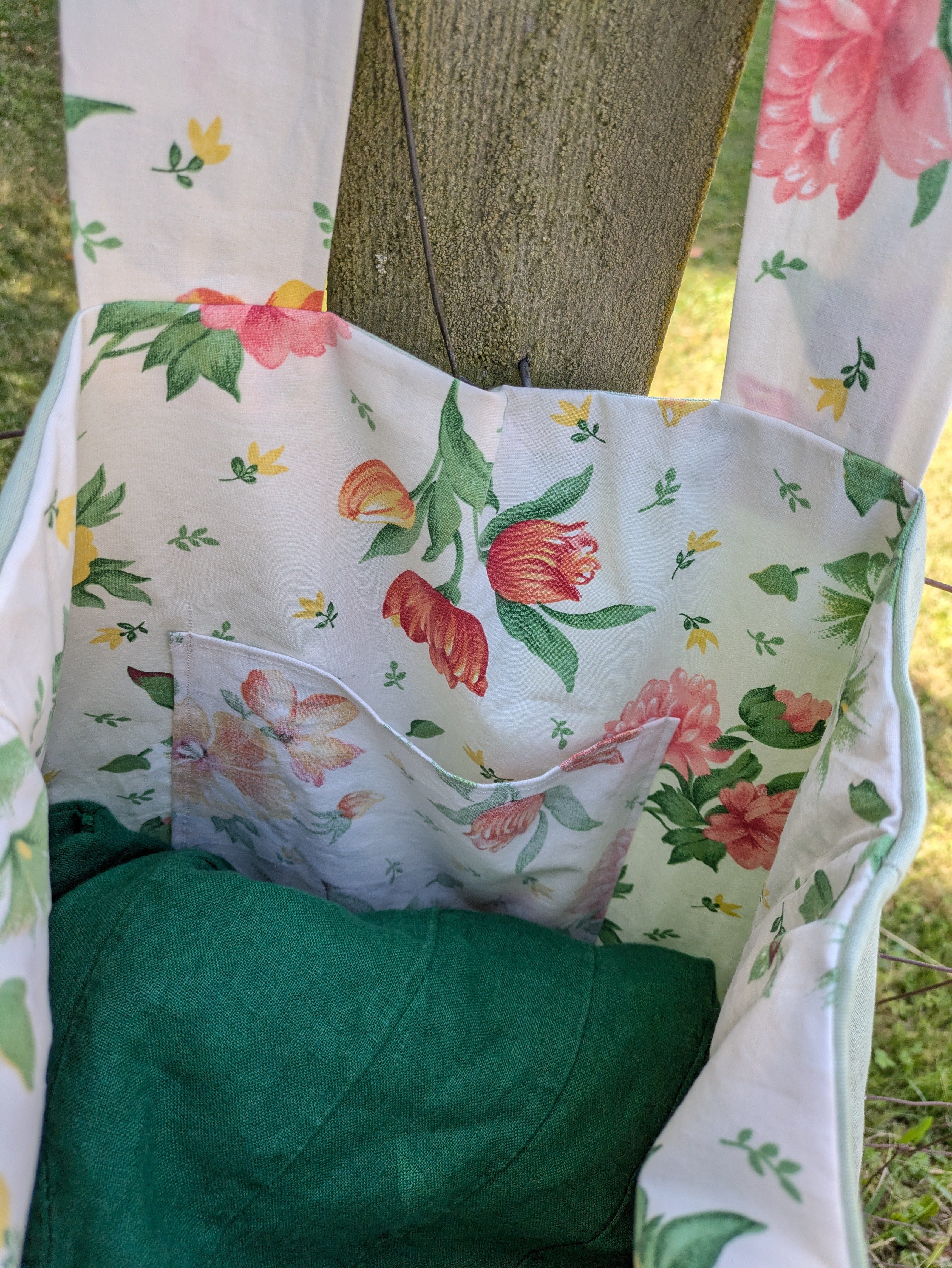Wendbare Tragetasche „Born to Run Free" mit Pferde-Stickerei – Upcycling Stoffbeutel, Blumenmuster – Bild 3
