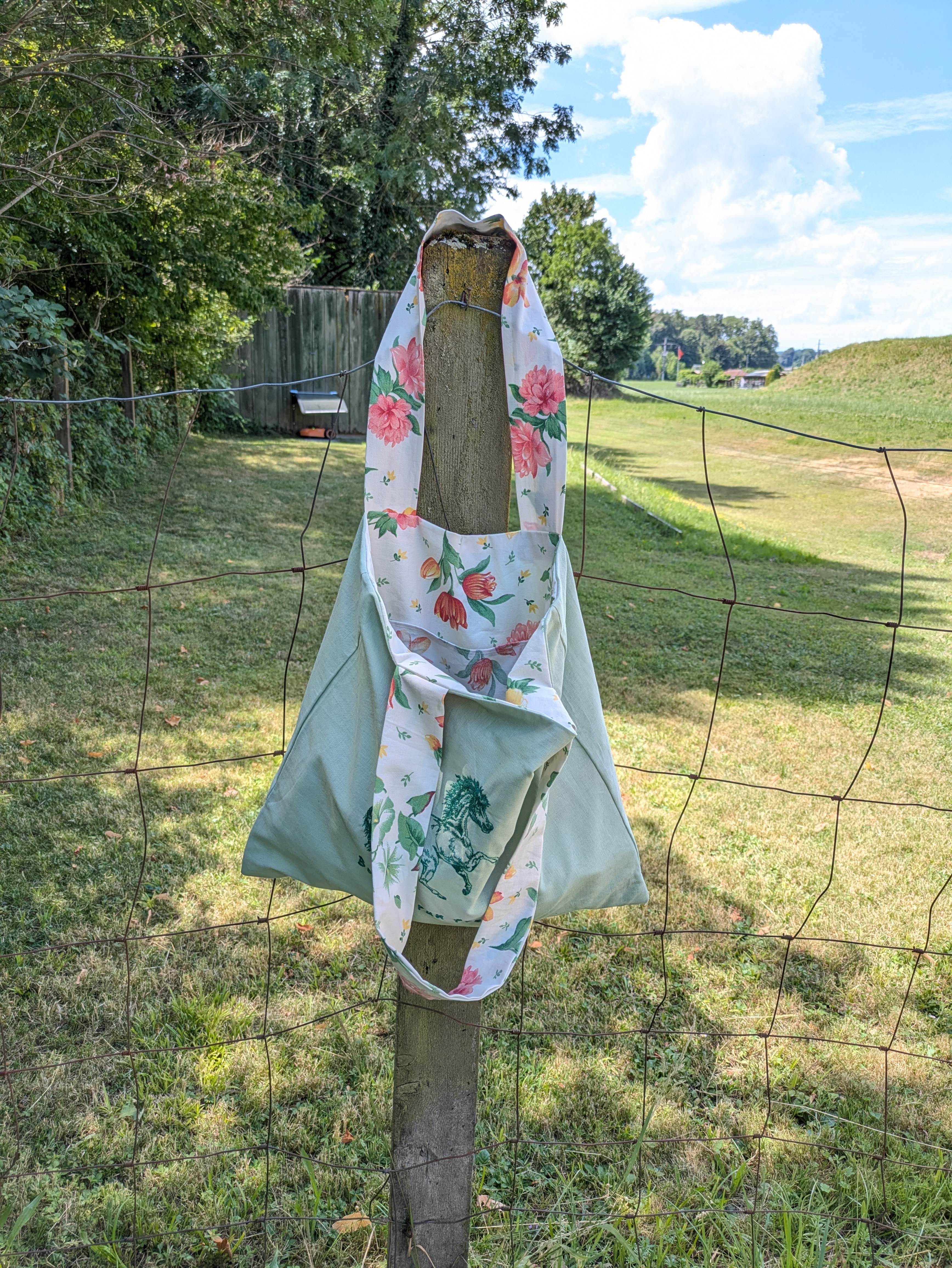 Wendbare Tragetasche „Born to Run Free" mit Pferde-Stickerei – Upcycling Stoffbeutel, Blumenmuster – Bild 2