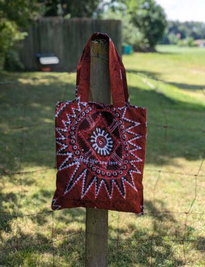 Wendbare Tragetasche „Second Life, New Love" im Batik-Design – Upcycling Stoffbeutel mit Innentasche