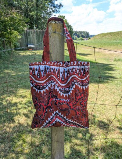 Tragetasche „Old Cloth, New Story" im Batik-Design – Upcycling Stoffbeutel mit Innentasche