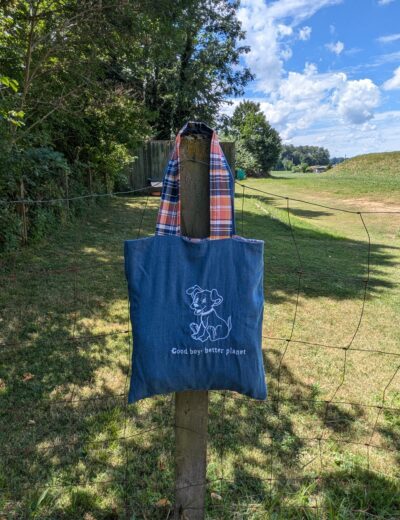 Wendbare Tragetasche „Good Boy, Better Planet" mit Hunde-Stickerei – Upcycling Stoffbeutel aus Jeans- und Karohemd, 42×37 cm