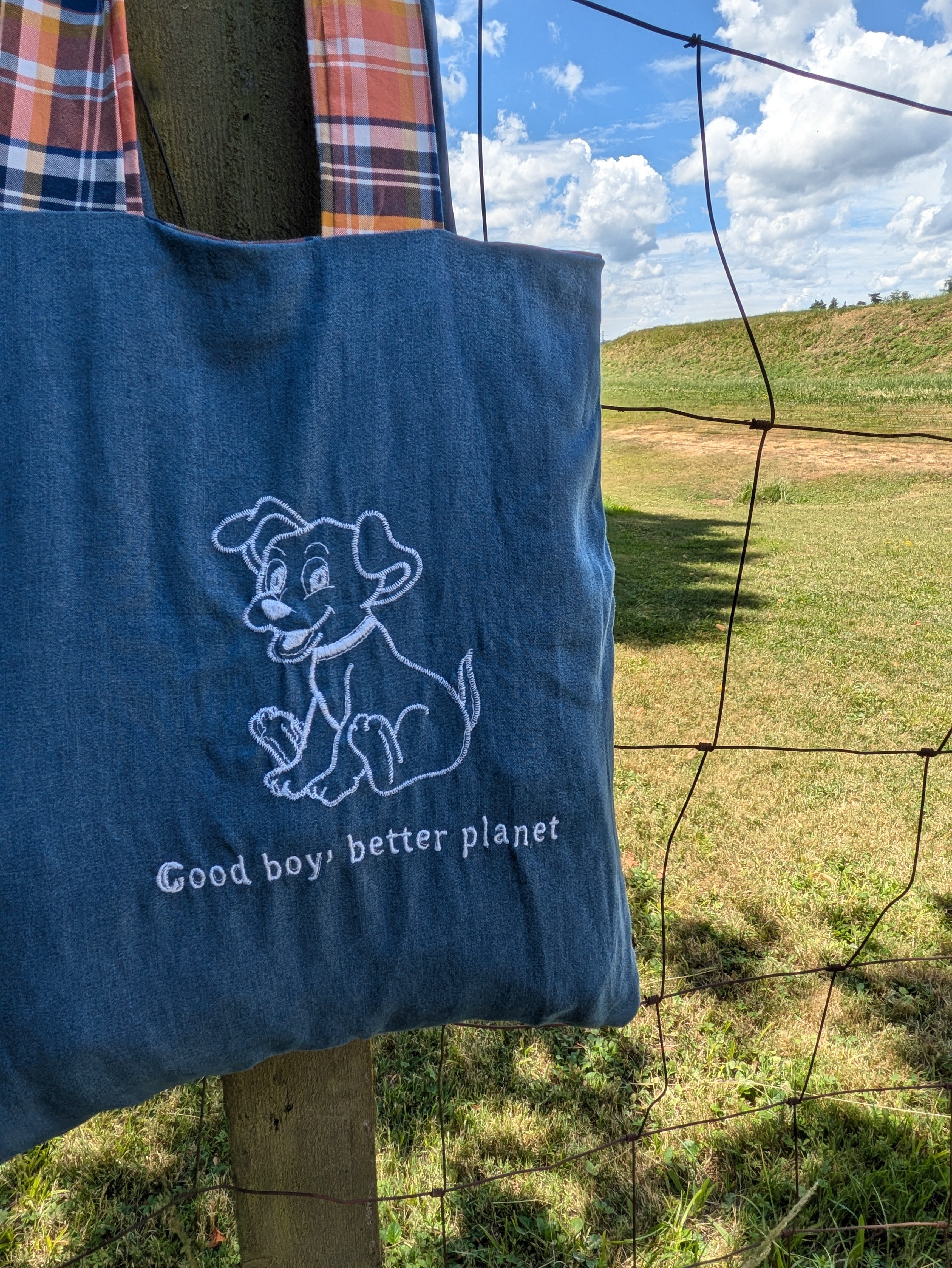 Wendbare Tragetasche „Good Boy, Better Planet" mit Hunde-Stickerei – Upcycling Stoffbeutel aus Jeans- und Karohemd, 42×37 cm – Bild 4