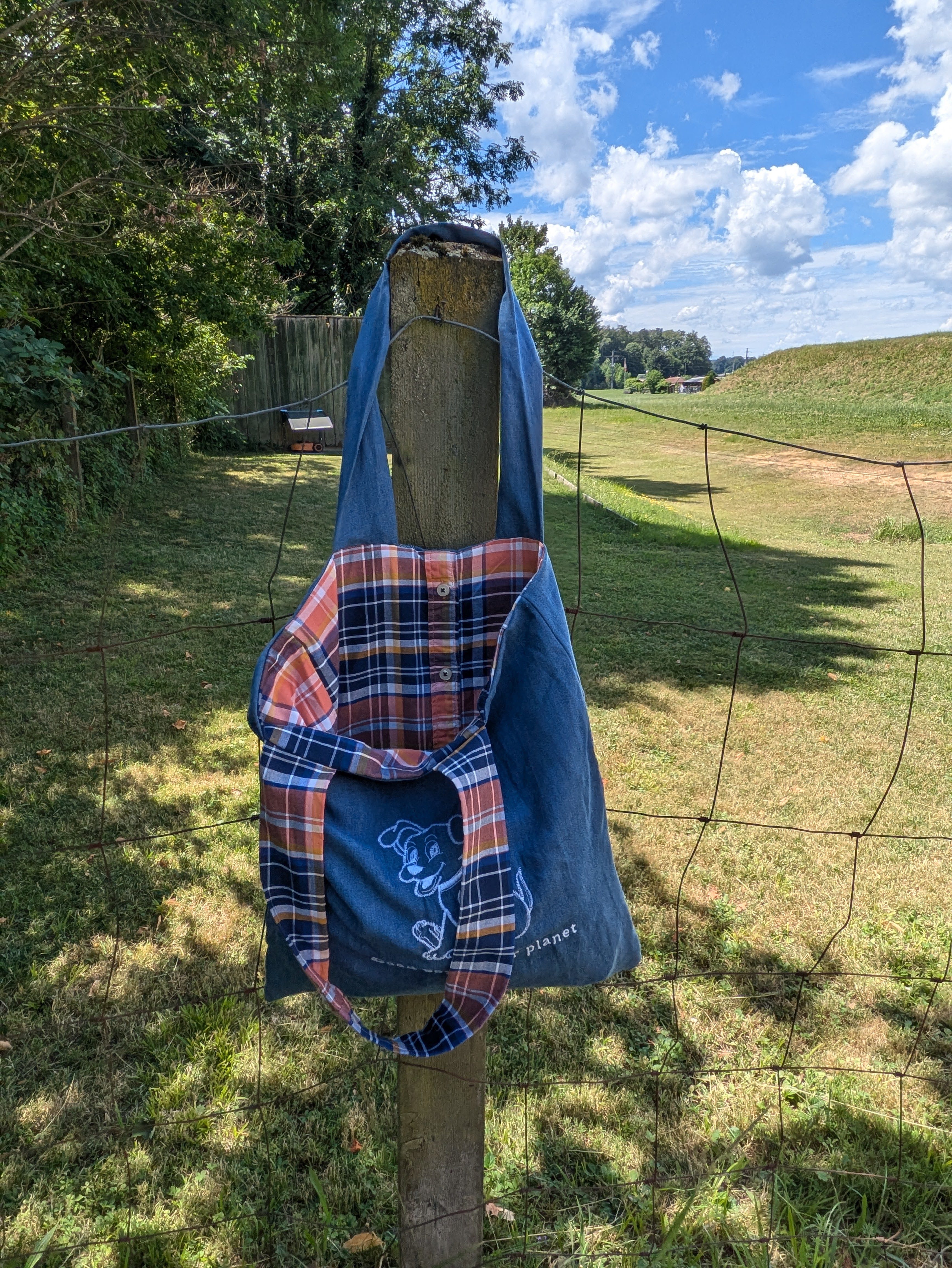 Wendbare Tragetasche „Good Boy, Better Planet" mit Hunde-Stickerei – Upcycling Stoffbeutel aus Jeans- und Karohemd, 42×37 cm – Bild 3
