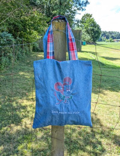 Wendbare Tragetasche „Zero Waste, All Style" mit Maus-Stickerei – Upcycling Stoffbeutel aus Jeans- und Hemdenstoff