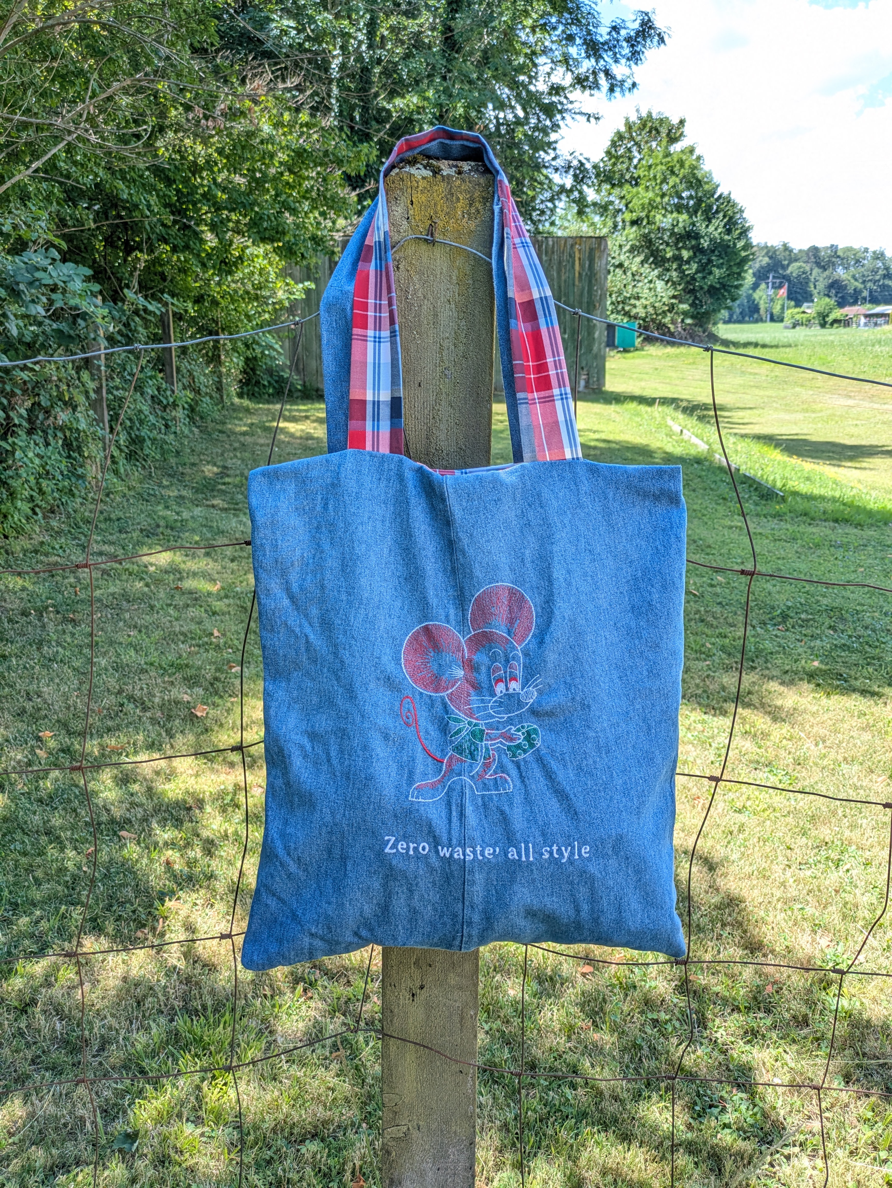 Wendbare Tragetasche „Zero Waste, All Style" mit Maus-Stickerei – Upcycling Stoffbeutel aus Jeans- und Hemdenstoff