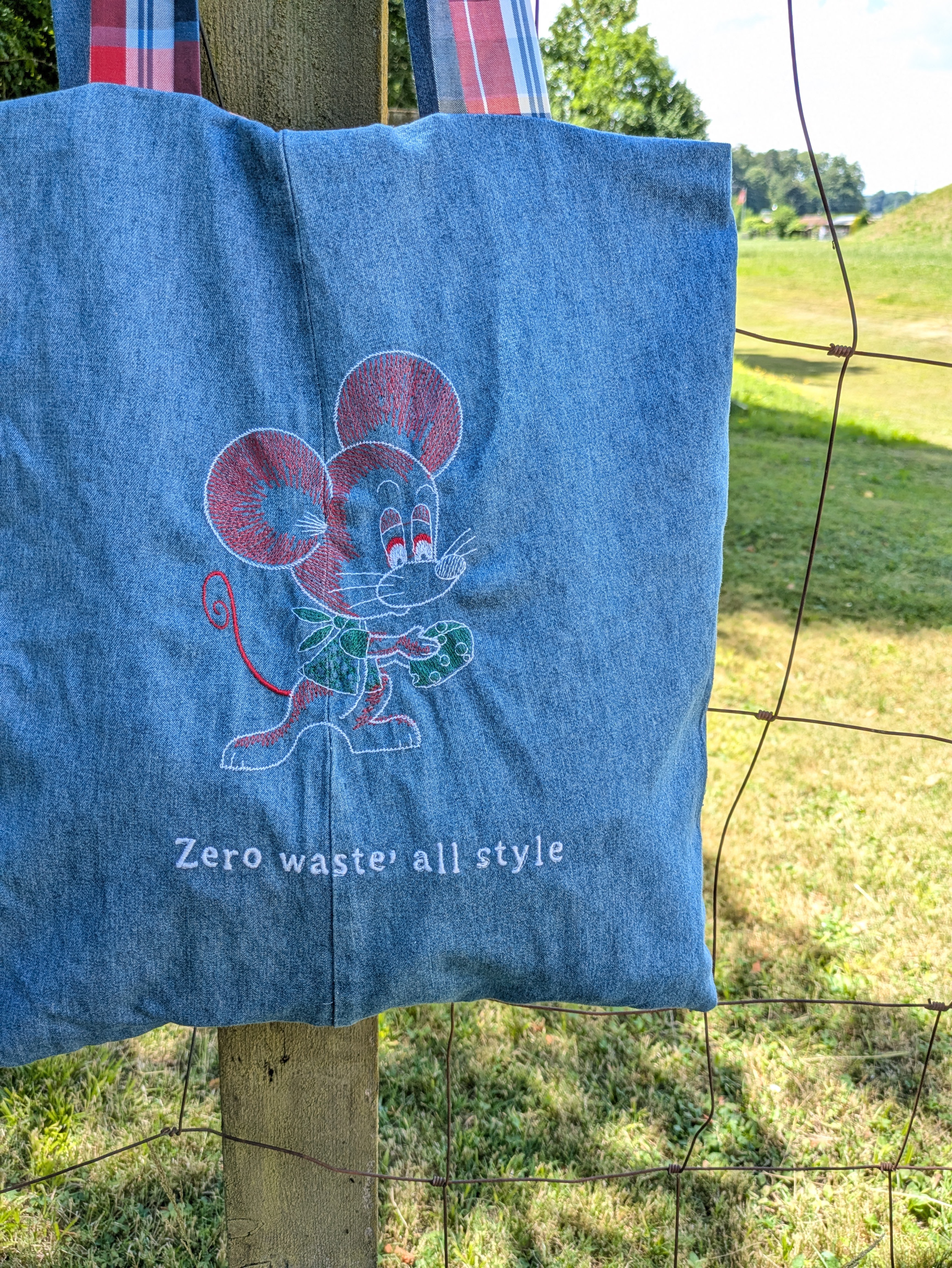 Wendbare Tragetasche „Zero Waste, All Style" mit Maus-Stickerei – Upcycling Stoffbeutel aus Jeans- und Hemdenstoff – Bild 8