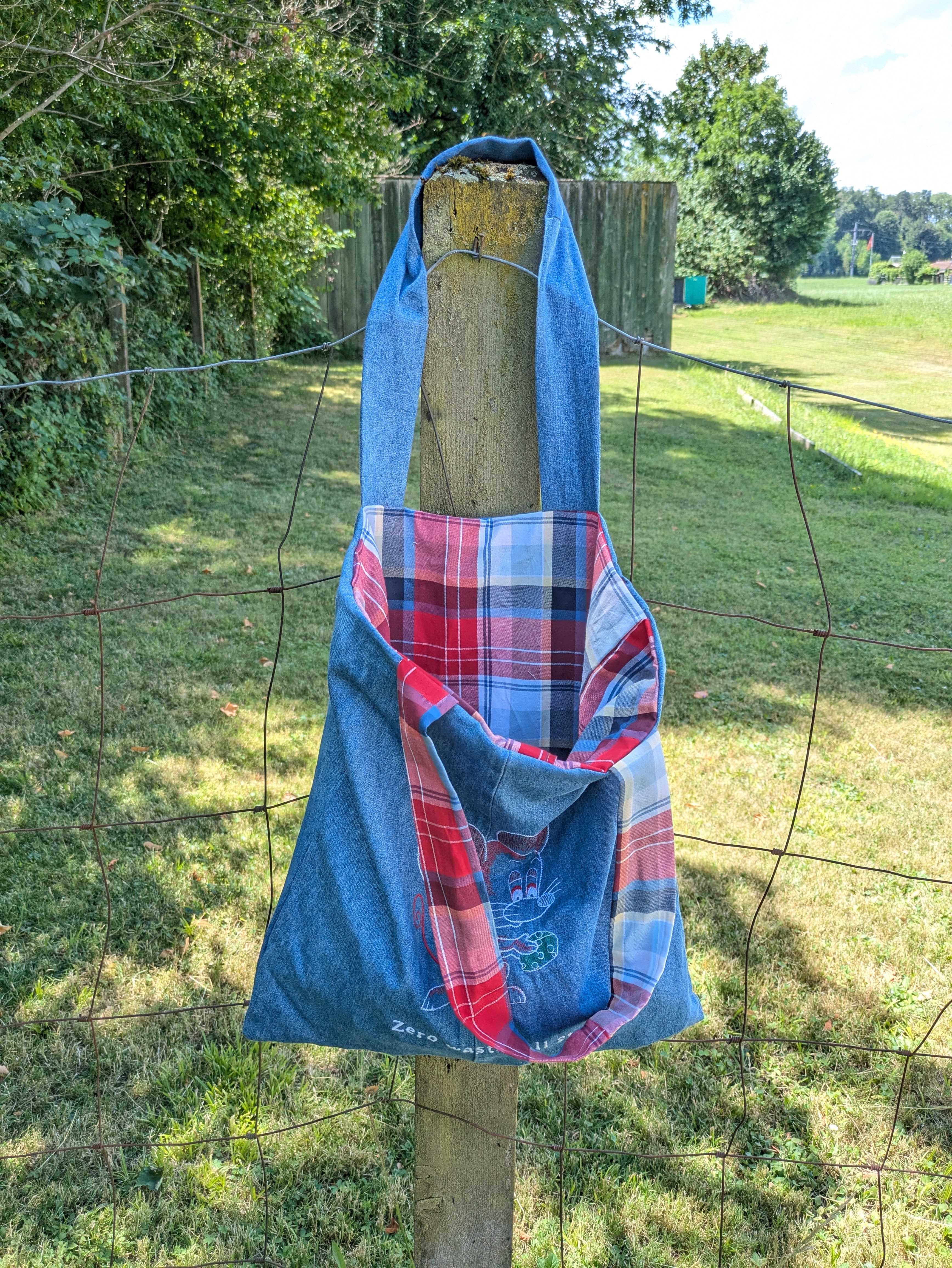 Wendbare Tragetasche „Zero Waste, All Style" mit Maus-Stickerei – Upcycling Stoffbeutel aus Jeans- und Hemdenstoff – Bild 2