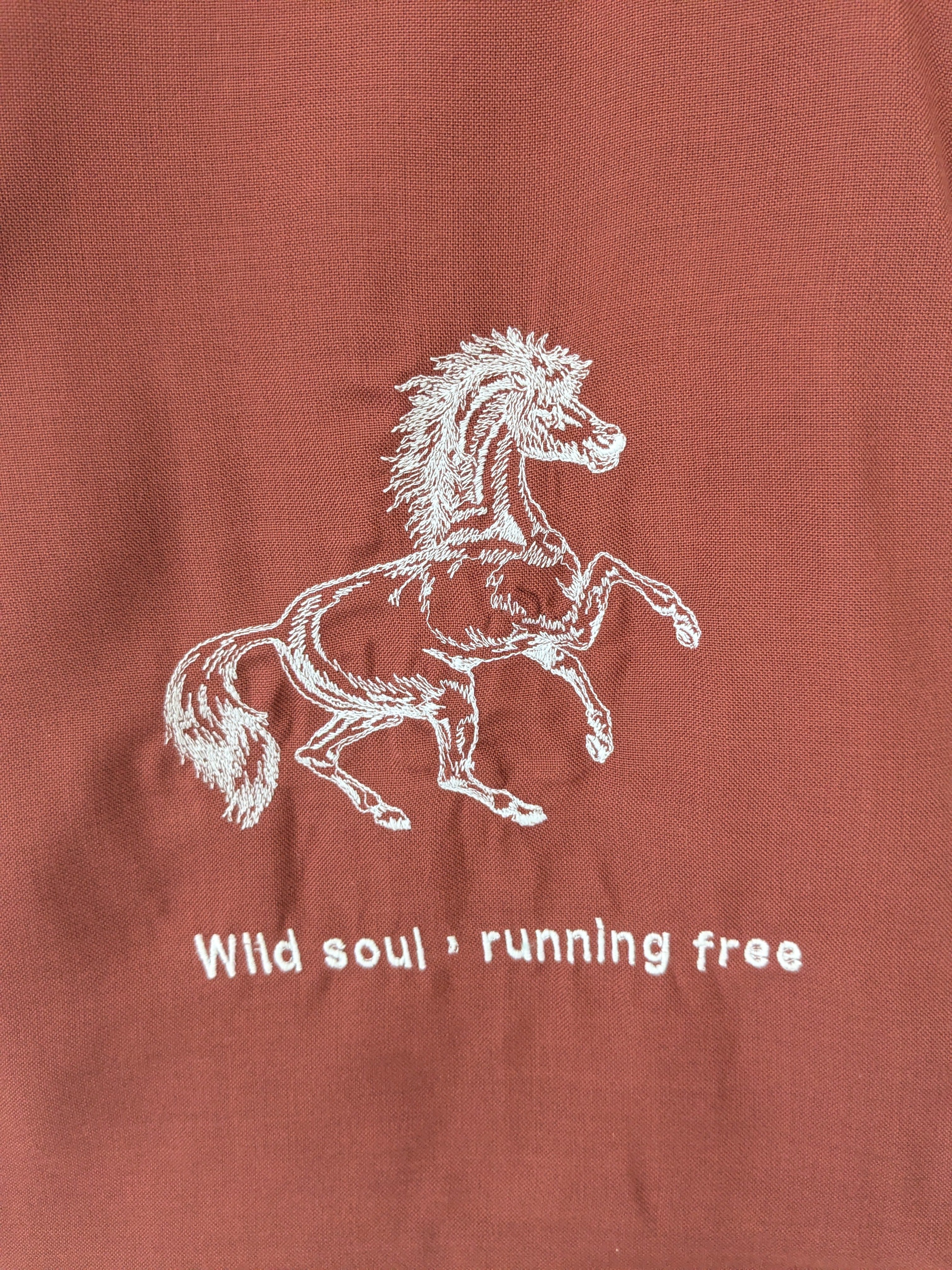 Wendbare Tragetasche „Wild Soul" mit Pferde-Stickerei – Upcycling Stoffbeutel, Blumenmuster – Bild 3