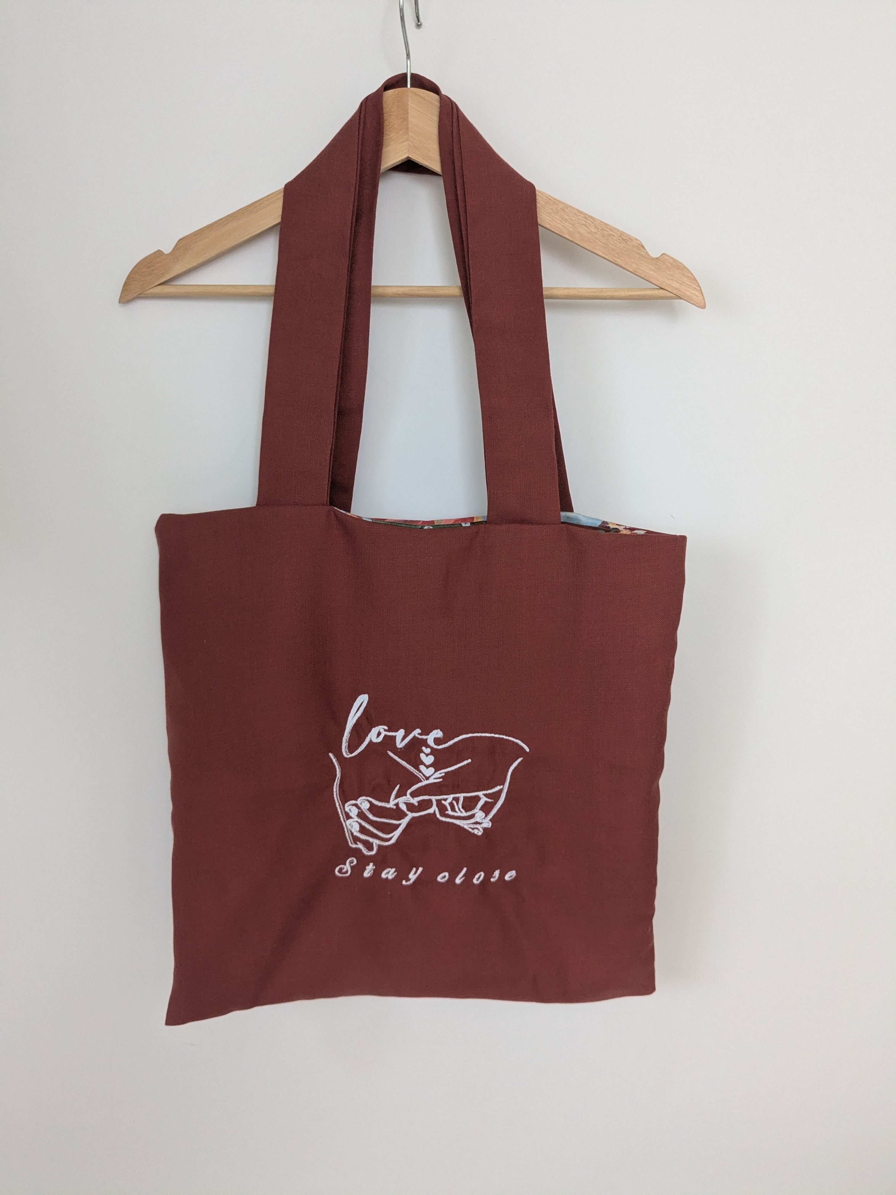 Wendbare Tragetasche „Love, Stay Close" mit Hände-Stickerei – Upcycling Stoffbeutel – Bild 2