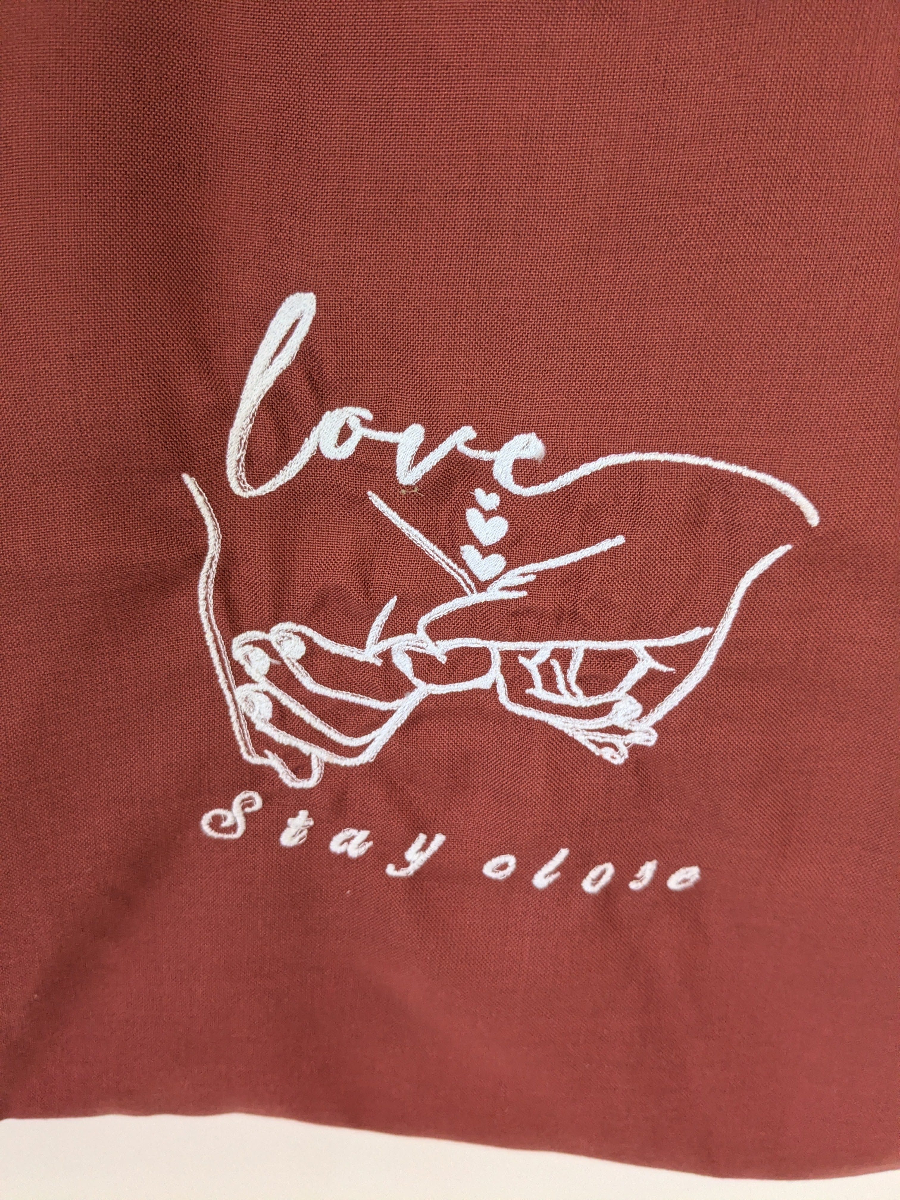 Wendbare Tragetasche „Love, Stay Close" mit Hände-Stickerei – Upcycling Stoffbeutel – Bild 3
