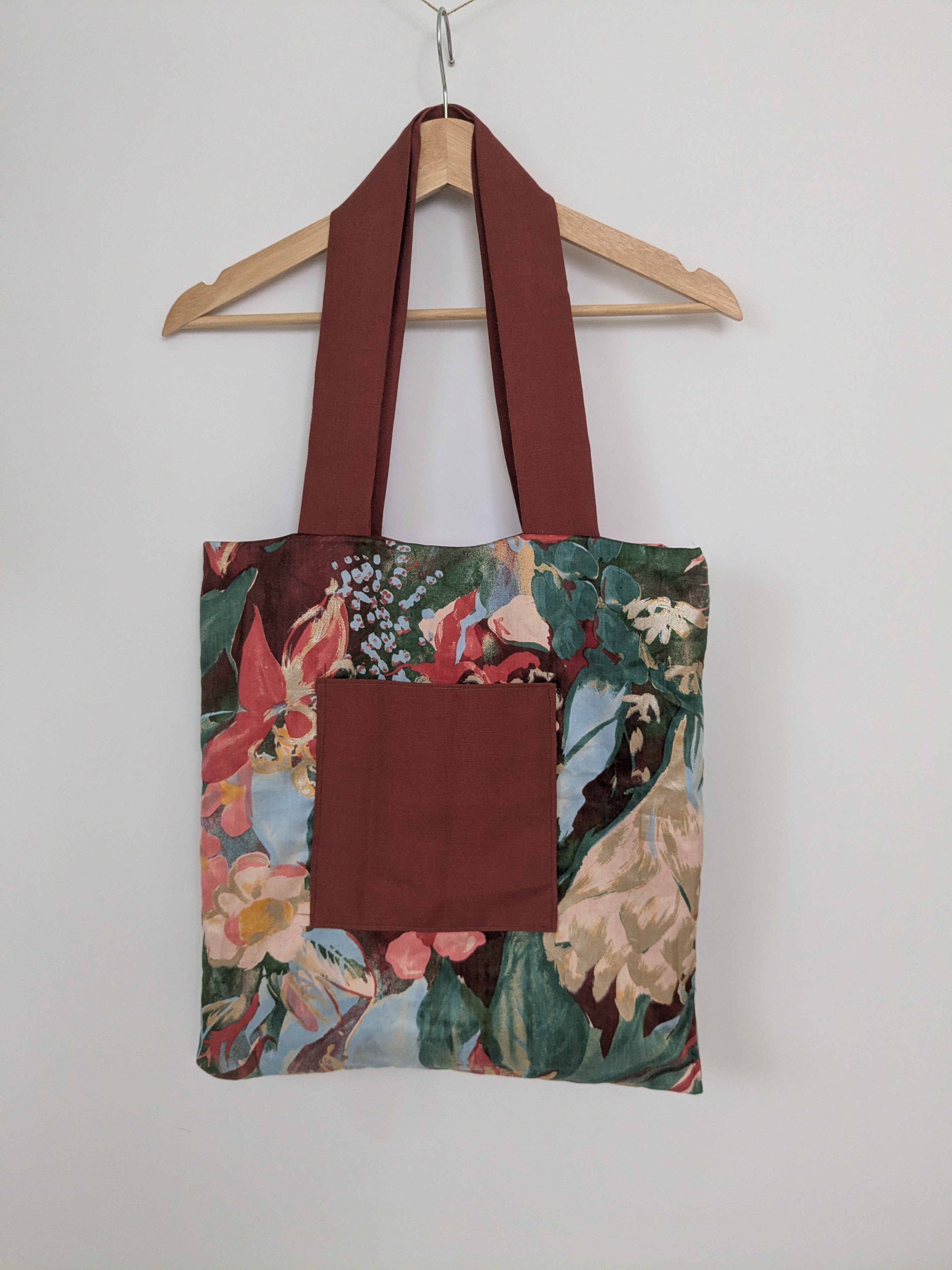 Wendbare Tragetasche „Love, Stay Close" mit Hände-Stickerei – Upcycling Stoffbeutel – Bild 4