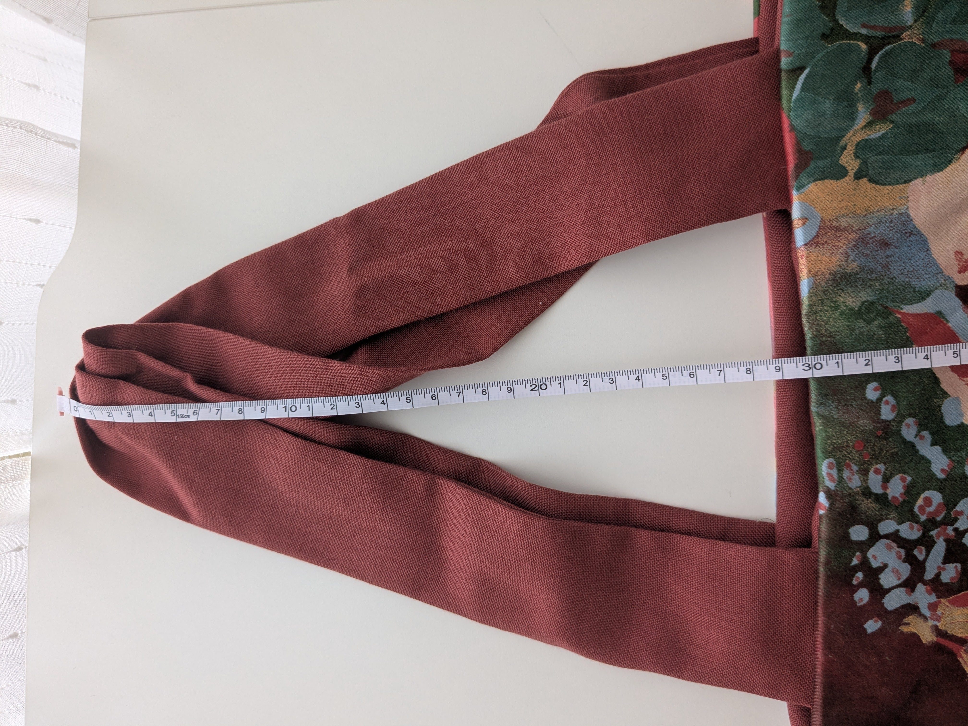 Wendbare Tragetasche „Love, Stay Close" mit Hände-Stickerei – Upcycling Stoffbeutel – Bild 7