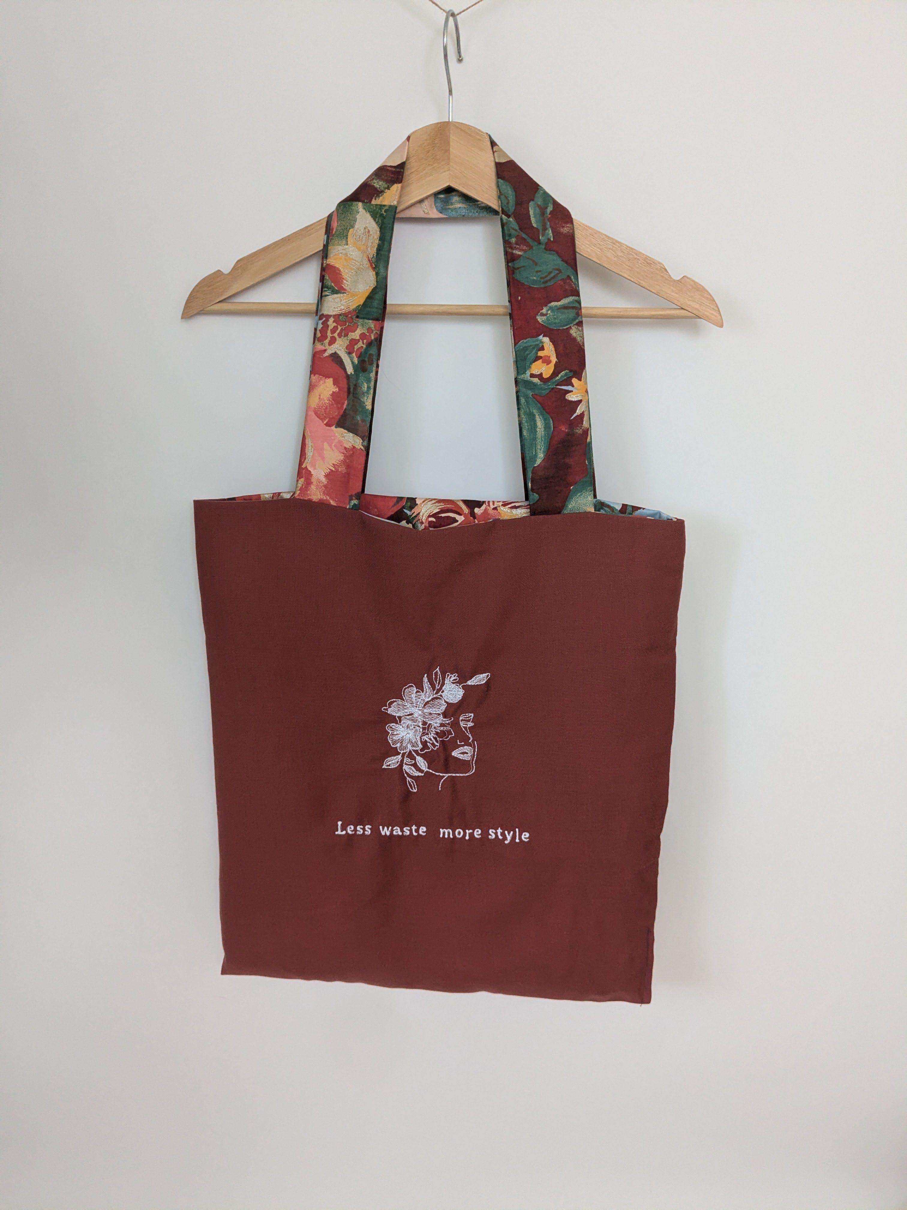 Wendbare Tragetasche „Less Waste, More Style" mit Stickerei – Upcycling Stoffbeutel – Bild 5
